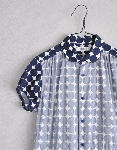 水玉プリントの半袖ワンピース