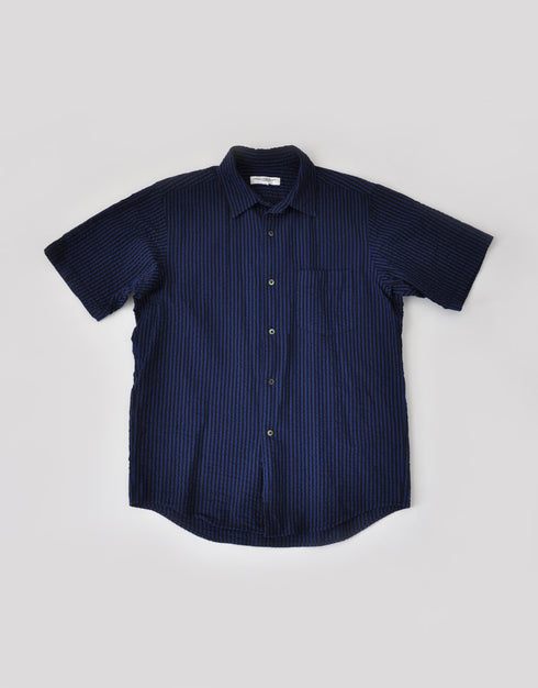 サッカーストライプの半袖シャツ