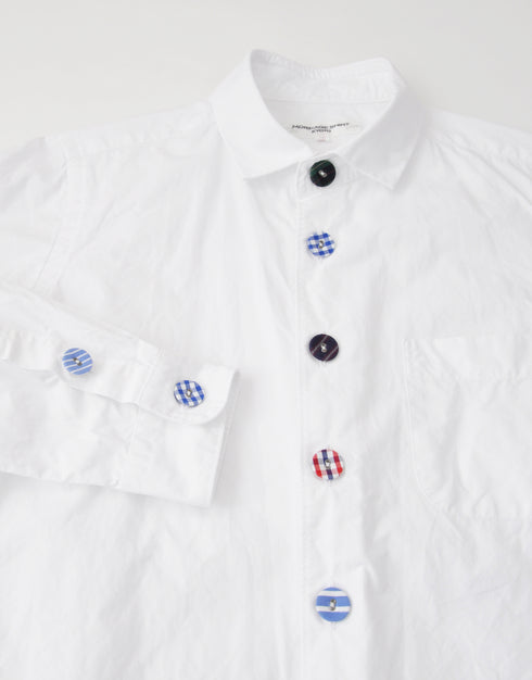 タイプライターのくるみボタンシャツ