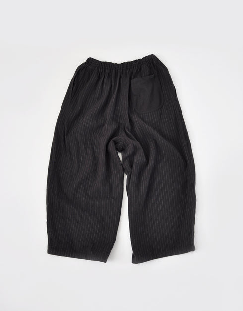 ピンストライプのバルーンパンツ