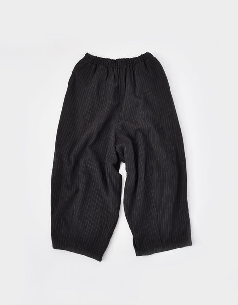 ピンストライプのバルーンパンツ