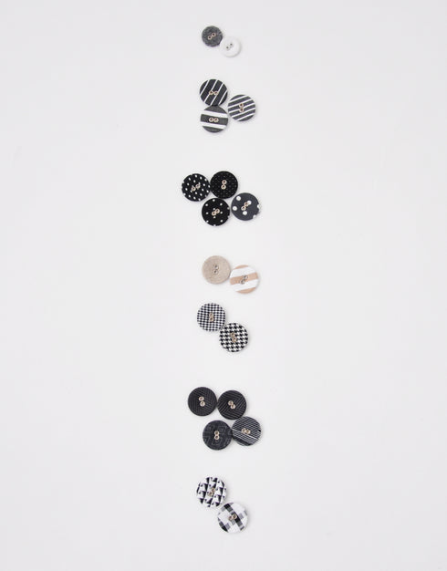 くるみボタンの半袖シャツ